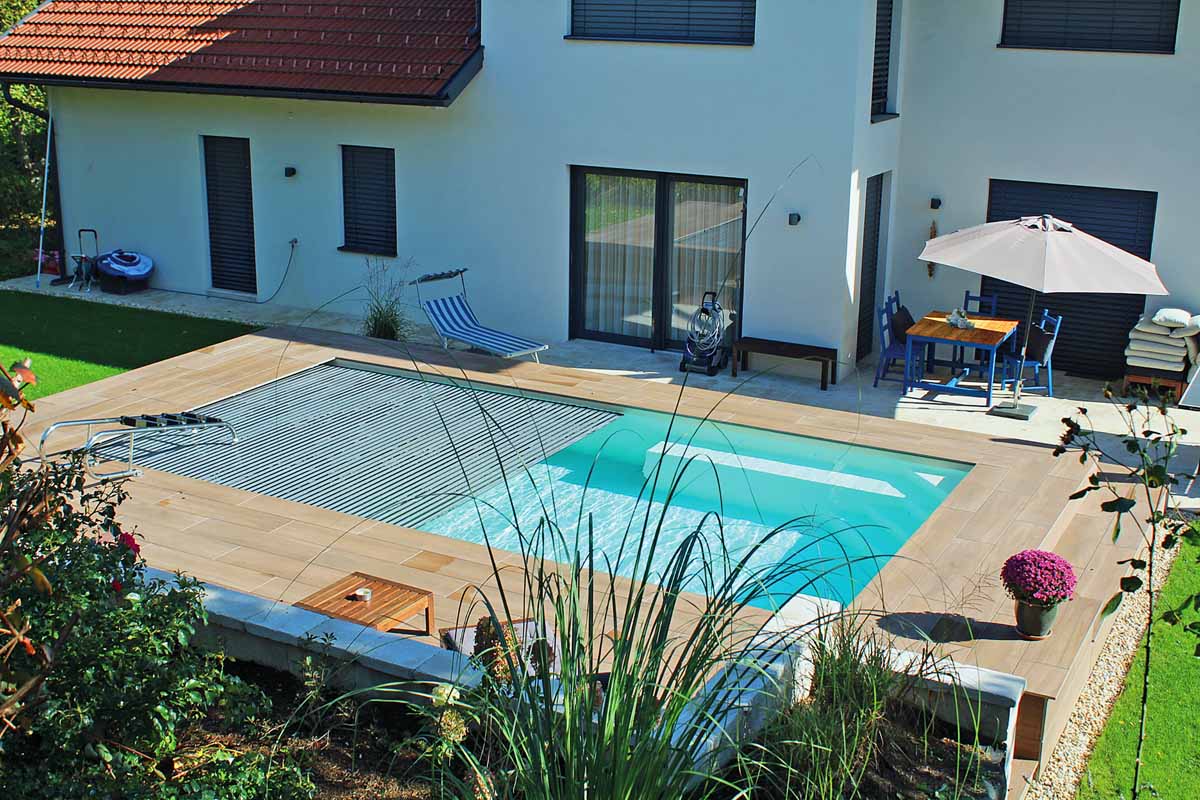 Rollabdeckung 10,0 x 5,00m elektrisch beige Rollenergy PVC-Lamellen